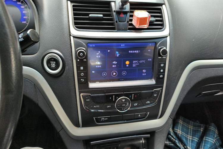 Used Geely Auto Emgrand 2016 Sedan 1.5L Manual Upward Edition Audio And AC Panel