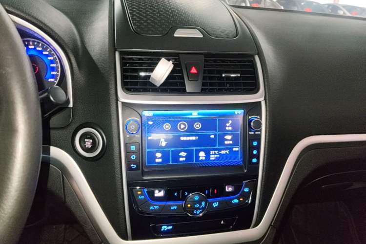 Used Geely Auto Emgrand 2016 Sedan 1.5L Manual Upward Edition Audio And AC Panel