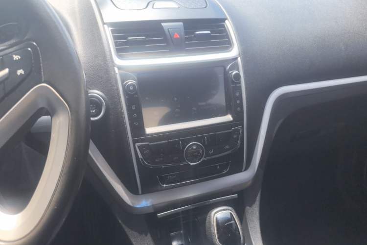 Used Geely Auto Emgrand 2016 Sedan 1.5L CVT Upward Version Audio And AC Panel