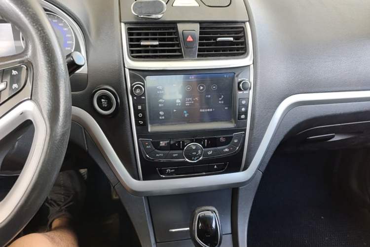 Used Geely Auto Emgrand 2016 Sedan 1.5L CVT Upward Version Audio And AC Panel