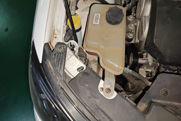 Used Geely Auto Emgrand 2016 Sedan 1.3T Manual Upward Edition Engine Bay Right