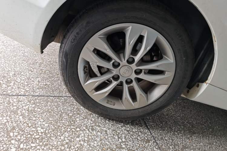 Used Geely Auto Emgrand 2016 Sedan 1.5L CVT Upward Version Exterior 5