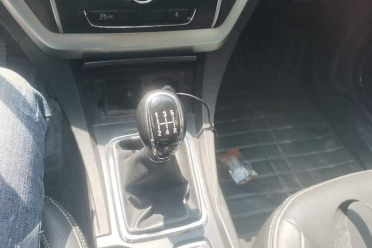 Used Geely Auto Emgrand 2016 Hatchback RS 1.5L Manual - Upward Edition Gear Lever