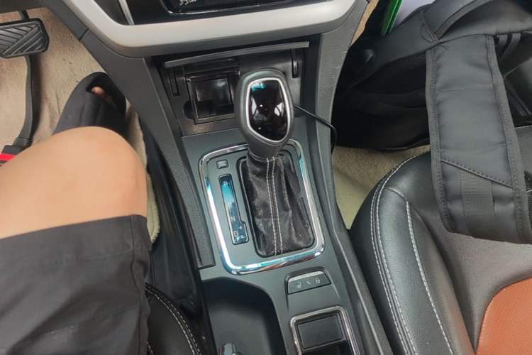 Used Geely Auto Emgrand 2016 Hatchback RS 1.3T CVT Top-Tier Version Gear Lever