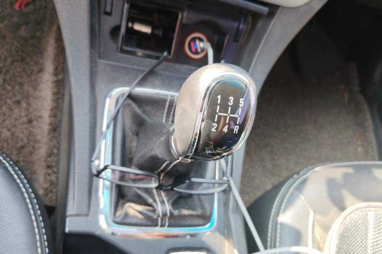 Used Geely Auto Emgrand 2016 Hatchback RS 1.5L Manual - Upward Edition Gear Lever