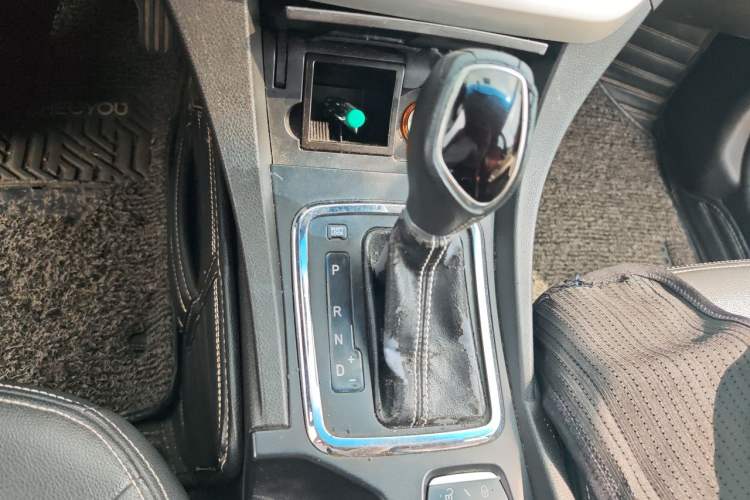 Used Geely Auto Emgrand 2016 Hatchback RS 1.5L CVT Upward Edition Gear Lever