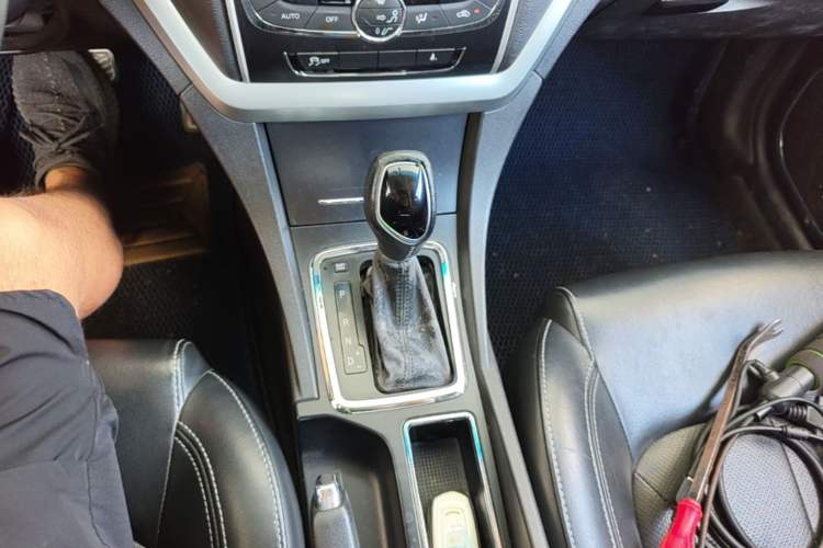 Used Geely Auto Emgrand 2016 Sedan 1.5L CVT Upward Version Gear Lever