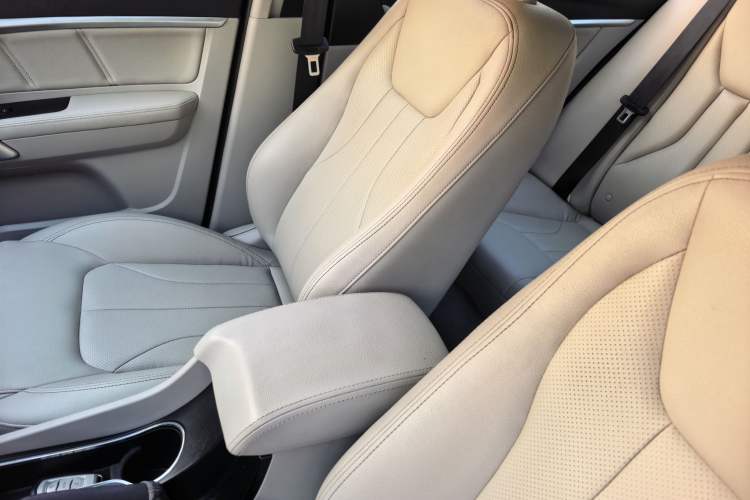 Used Geely Auto Emgrand 2016 Sedan 1.5L CVT Luxury Model Interior 2