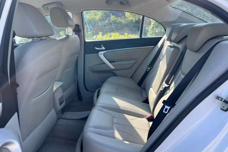 Used Geely Auto Emgrand 2016 Sedan 1.5L CVT Luxury Model Interior 3