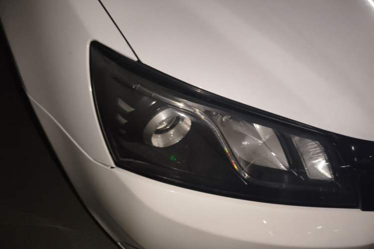 Used Geely Auto Emgrand 2016 Sedan 1.5L CVT Upward Version Right Front Headlight