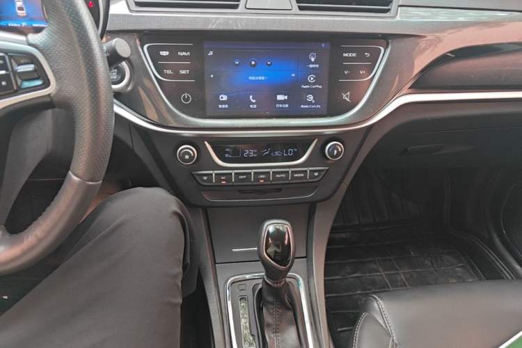 Used Geely Auto Emgrand 2017 Sedan Million Edition 1.5L CVT Upward Version Audio And AC Panel