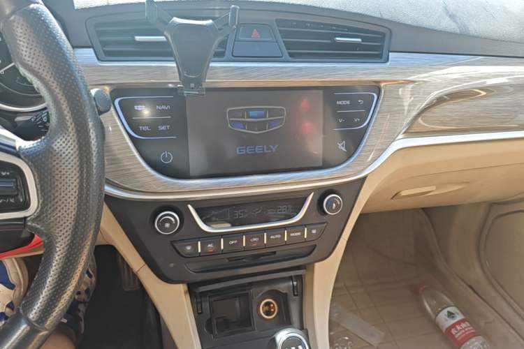 Used Geely Auto Emgrand 2017 Sedan Million Edition 1.5L Manual Luxury Model Audio And AC Panel