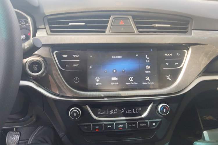 Used Geely Auto Emgrand 2017 Sedan Million Edition 1.5L Manual Upward Connect Version Audio And AC Panel