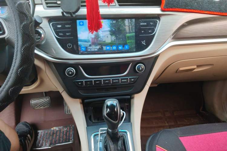 Used Geely Auto Emgrand 2017 Sedan Million Edition 1.5L CVT Luxury Model Audio And AC Panel