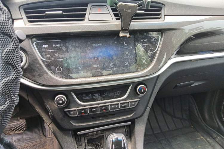 Used Geely Auto Emgrand 2017 Sedan Million Edition 1.5L CVT Upward Version Audio And AC Panel