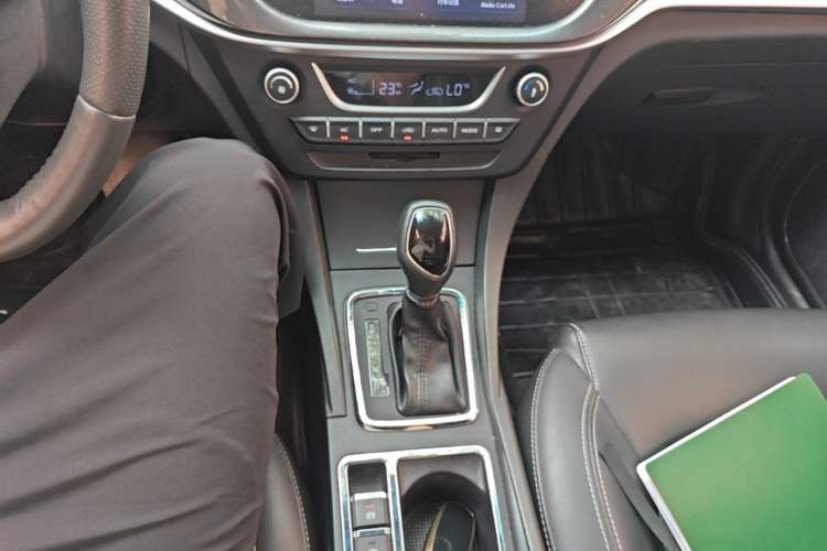 Used Geely Auto Emgrand 2017 Sedan Million Edition 1.5L CVT Upward Version Gear Lever