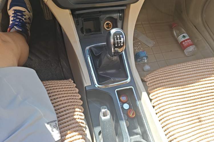 Used Geely Auto Emgrand 2017 Sedan Million Edition 1.5L Manual Luxury Model Gear Lever