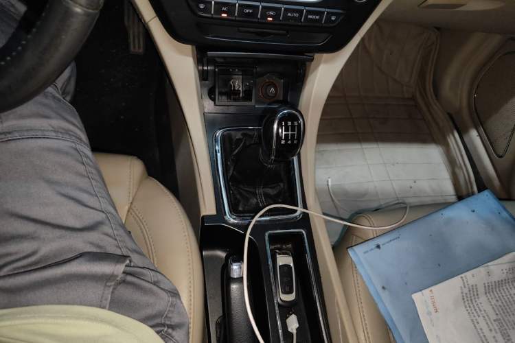 Used Geely Auto Emgrand 2017 Sedan Million Edition 1.5L Manual Luxury Model Gear Lever