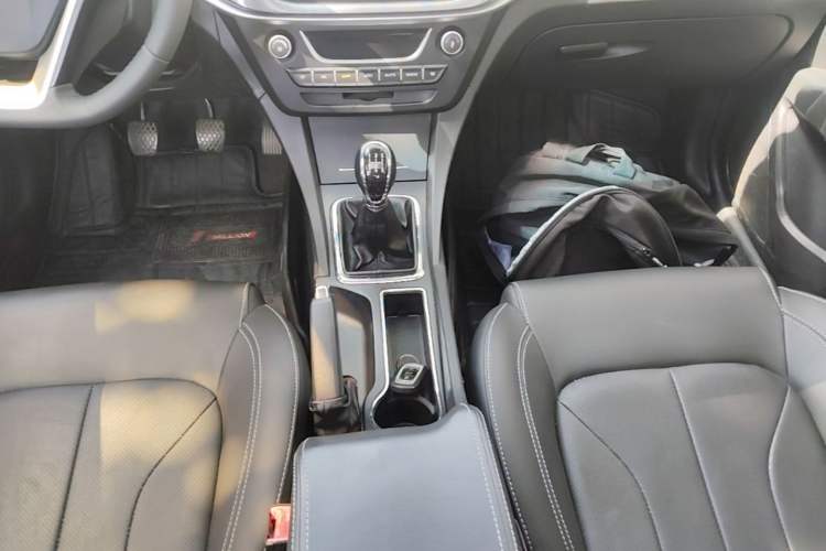 Used Geely Auto Emgrand 2017 Sedan Million Edition 1.5L Manual Upward Connect Version Gear Lever