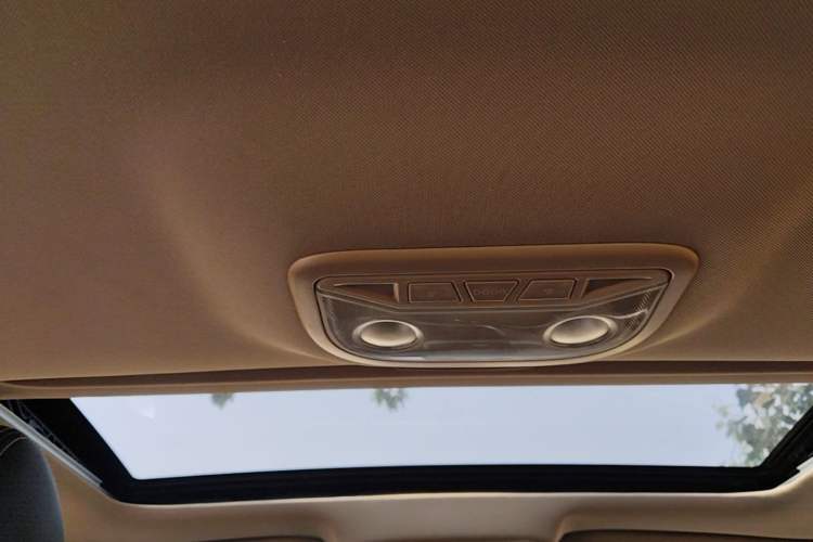 Used Geely Auto Emgrand 2017 Sedan Million Edition 1.5L Manual Upward Connect Version Headliner