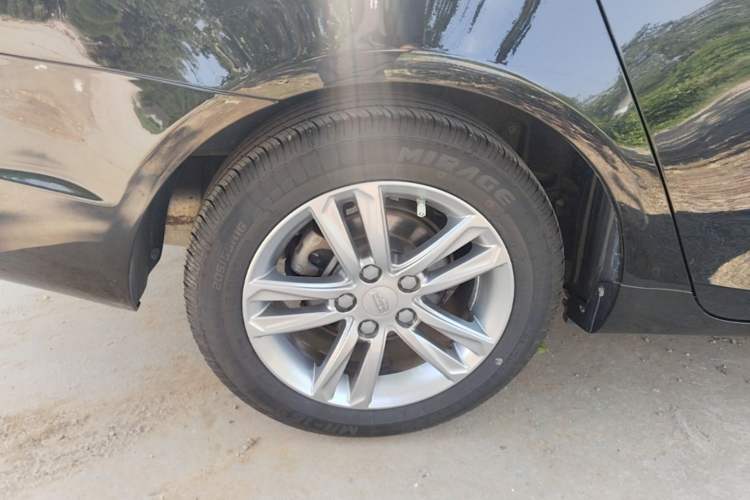Used Geely Auto Emgrand 2017 Sedan Million Edition 1.5L Manual Upward Connect Version Right Rear Wheel Hub
