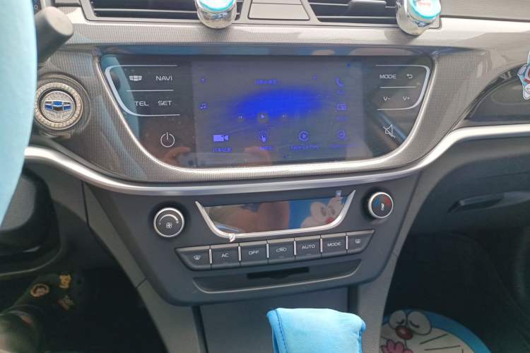 Used Geely Auto Emgrand 2017 Sedan Million Edition 1.5L CVT Upward Version Audio And AC Panel