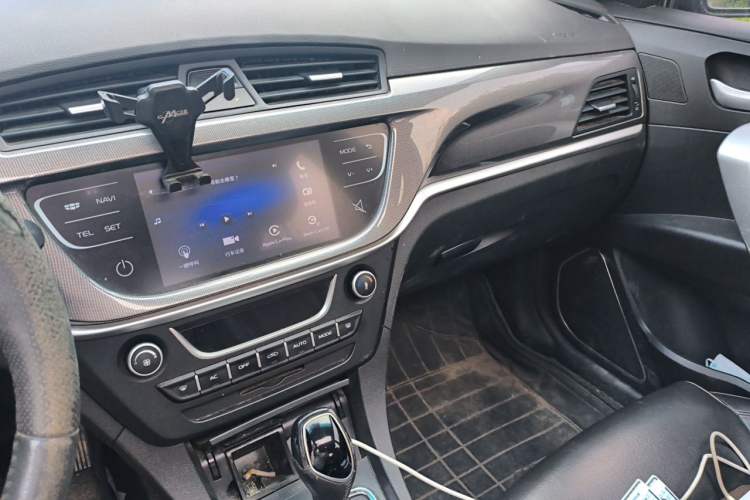 Used Geely Auto Emgrand 2017 Hatchback RS Million Edition 1.5L CVT Upward Version Audio And AC Panel