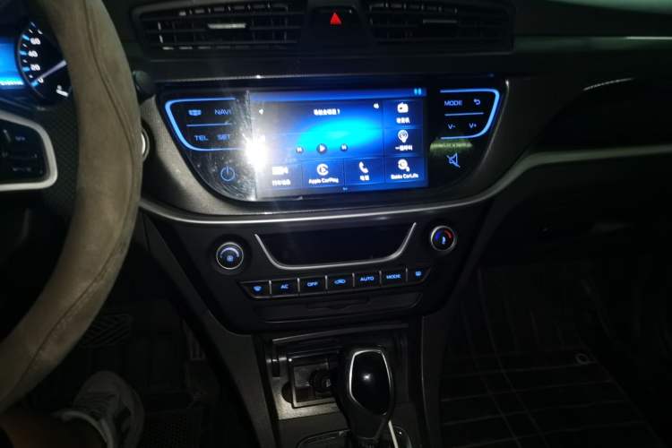 Used Geely Auto Emgrand 2017 Sedan Million Edition 1.5L CVT Upward Version Audio And AC Panel