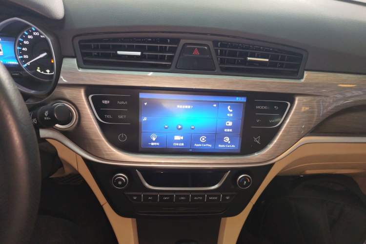 Used Geely Auto Emgrand 2017 Sedan Million Edition 1.5L CVT Luxury Model Audio And AC Panel