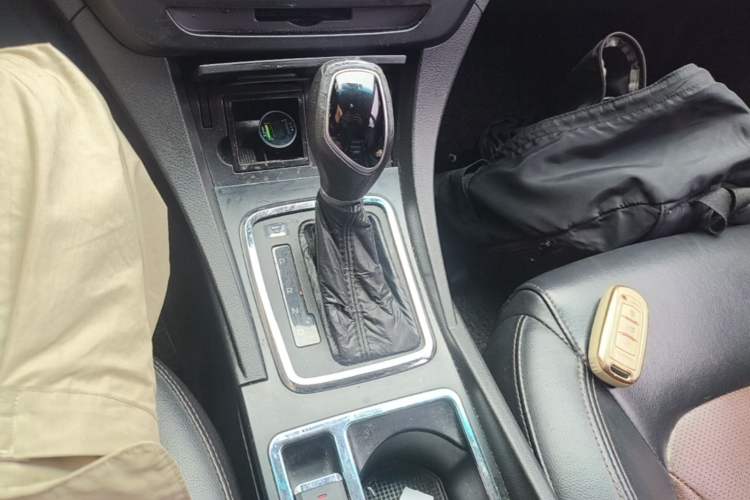 Used Geely Auto Emgrand 2017 Hatchback RS Million Edition 1.5L CVT Upward Version Gear Lever