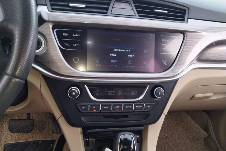 Used Geely Auto Emgrand 2017 Sedan Million Edition 1.5L CVT Upward Connectivity Version Audio And AC Panel