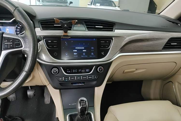 Used Geely Auto Emgrand 2017 Sedan Million Edition 1.5L Manual Luxury Model Audio And AC Panel