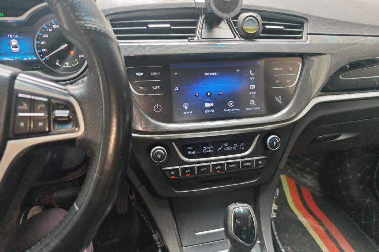 Used Geely Auto Emgrand 2017 Sedan Million Edition 1.5L CVT Upward Version Audio And AC Panel