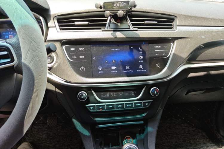 Used Geely Auto Emgrand 2017 Sedan Million Edition 1.5L Manual Upward Connect Version Audio And AC Panel