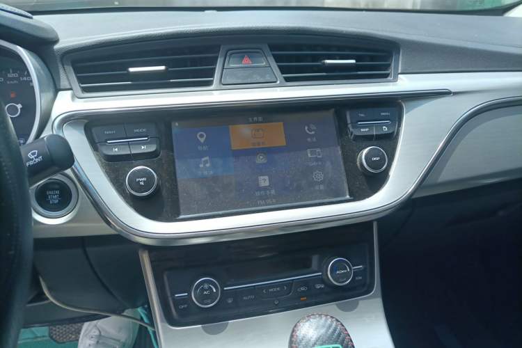 Used Geely Auto Emgrand 2017 Sedan Million Edition 1.3T CVT Upward Version Audio And AC Panel