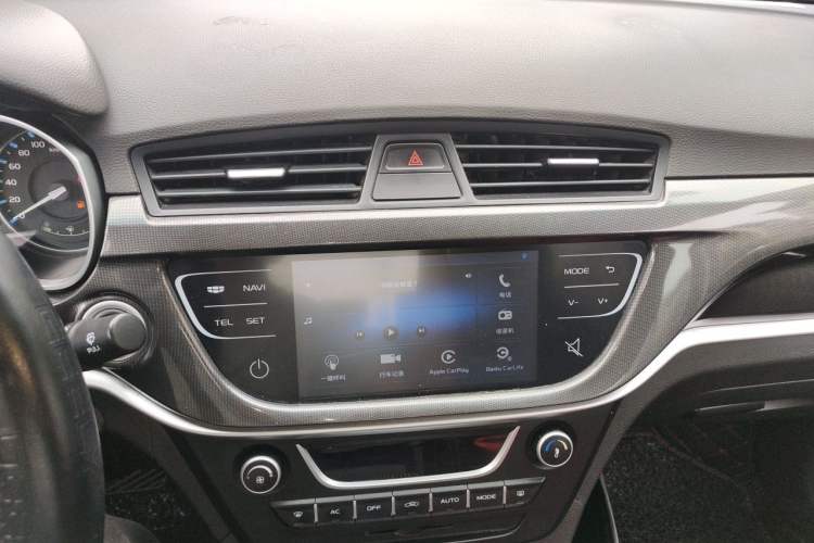 Used Geely Auto Emgrand 2017 Sedan Million Edition 1.5L CVT Upward Version Audio And AC Panel