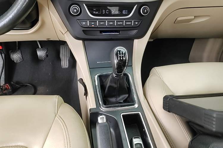 Used Geely Auto Emgrand 2017 Sedan Million Edition 1.5L Manual Luxury Model Gear Lever