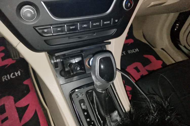Used Geely Auto Emgrand 2017 Sedan Million Edition 1.5L CVT Luxury Model Gear Lever