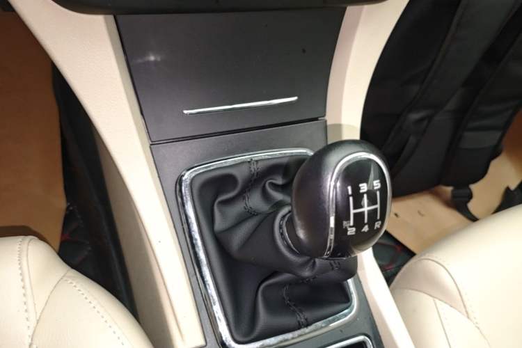 Used Geely Auto Emgrand 2017 Sedan Million Edition 1.5L Manual Luxury Model Gear Lever