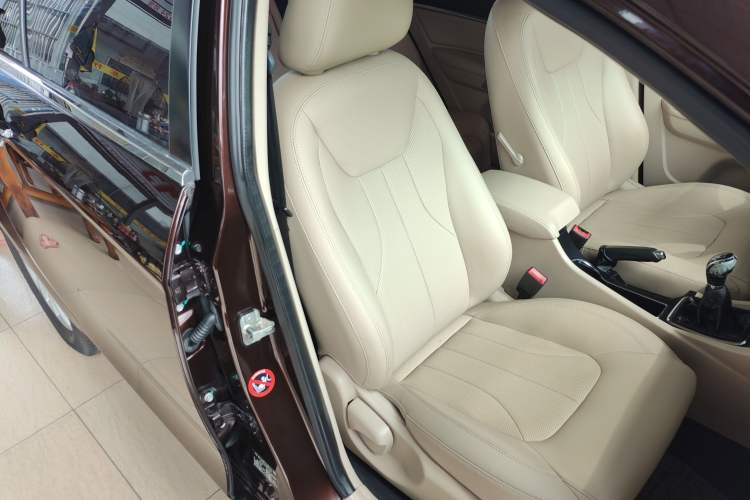Used Geely Auto Emgrand 2017 Sedan Million Edition 1.5L Manual Luxury Model Interior 4
