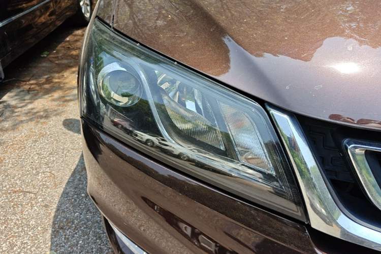 Used Geely Auto Emgrand 2017 Sedan Million Edition 1.5L Manual Upward Connect Version Right Front Headlight