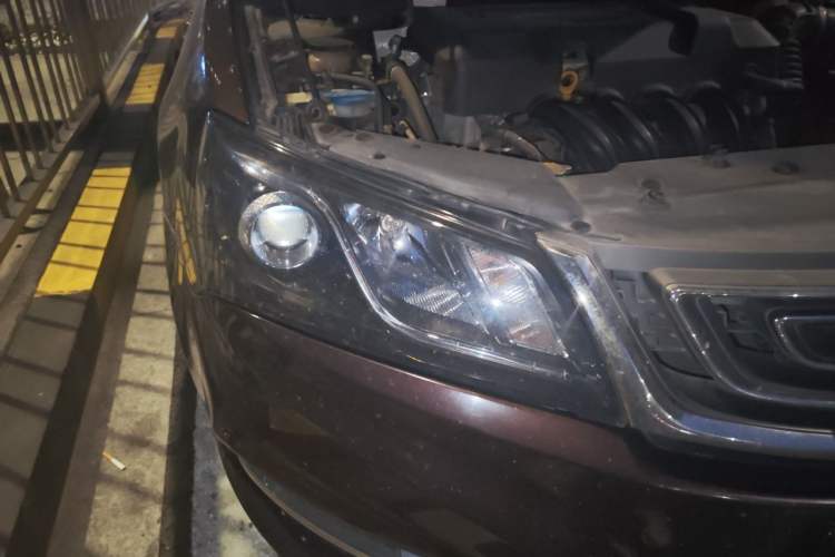 Used Geely Auto Emgrand 2017 Sedan Million Edition 1.5L CVT Upward Connectivity Version Right Front Headlight
