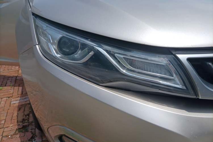 Used Geely Auto Emgrand 2017 Sedan Million Edition 1.3T CVT Upward Version Right Front Headlight