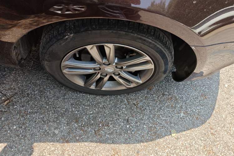 Used Geely Auto Emgrand 2017 Sedan Million Edition 1.5L Manual Upward Connect Version Right Front Wheel Hub