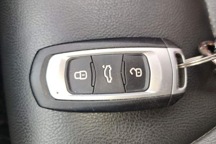 Used Geely Auto Emgrand 2017 Sedan Million Edition 1.5L CVT Upward Version Vehicle Key