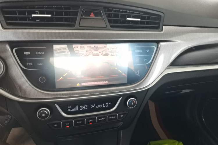 Used Geely Auto Emgrand 2017 Sedan Million Edition 1.5L CVT Upward Connectivity Version Audio And AC Panel