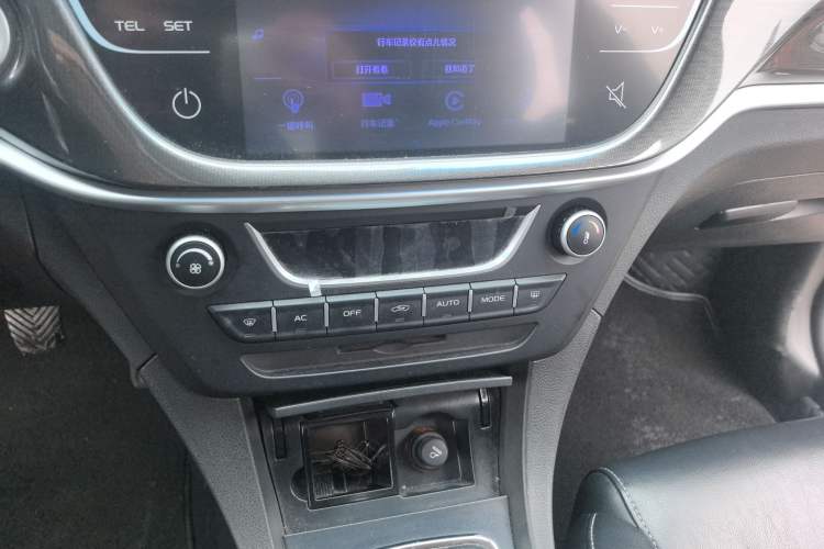 Used Geely Auto Emgrand 2017 Sedan Million Edition 1.3T Manual Top-Grade Version Audio And AC Panel