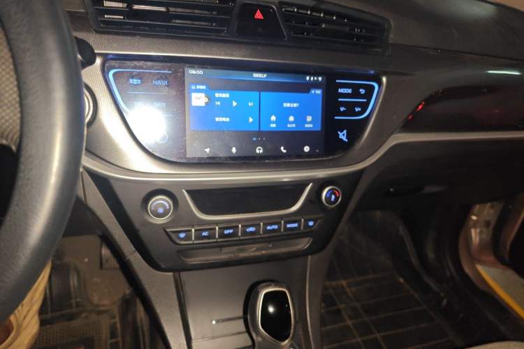 Used Geely Auto Emgrand 2017 Sedan Million Edition 1.5L CVT Upward Version Audio And AC Panel