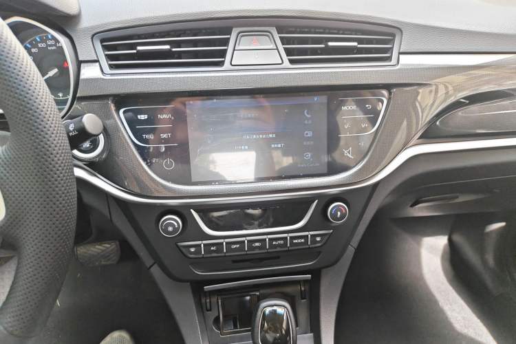 Used Geely Auto Emgrand 2017 Sedan Million Edition 1.5L CVT Upward Version Audio And AC Panel