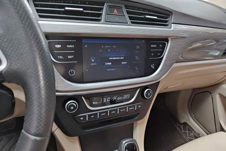 Used Geely Auto Emgrand 2017 Sedan Million Edition 1.5L CVT Luxury Model Audio And AC Panel